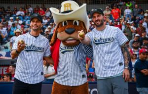 André-Pierre Gignac sorprende a todos al cantar el himno de México en el Sultanes vs Red Sox | VIDEO
