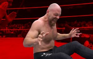 Aterrador: le clavan en la espalda bate con púas a luchador | IMÁGENES FUERTES