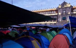 CNTE amaga con paro indefinido y permanecer en plantón en el Zócalo