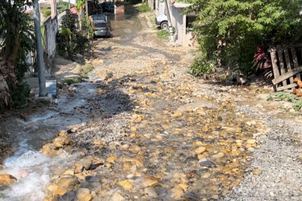 Desfogue de agua provocó encharcamientos en Colonia Obrera