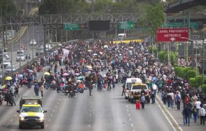 Después de 7 horas, CNTE libera entradas hacia el AICM