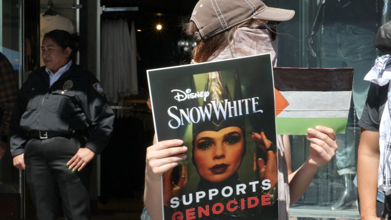 Gal Gadot recibe su estrella en el Paseo de la Fama entre protestas de manifestantes propalestinos