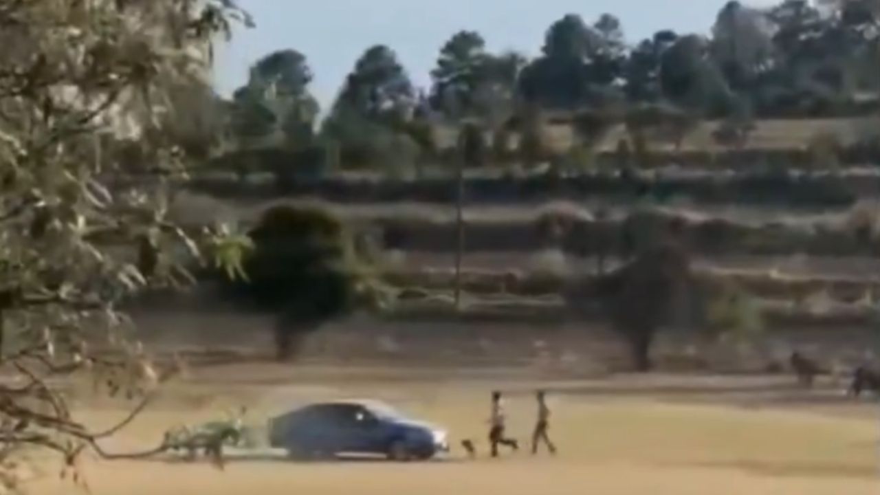 Sujeto molesto con el árbitro intenta atropellar a futbolistas en Puebla | VIDEO