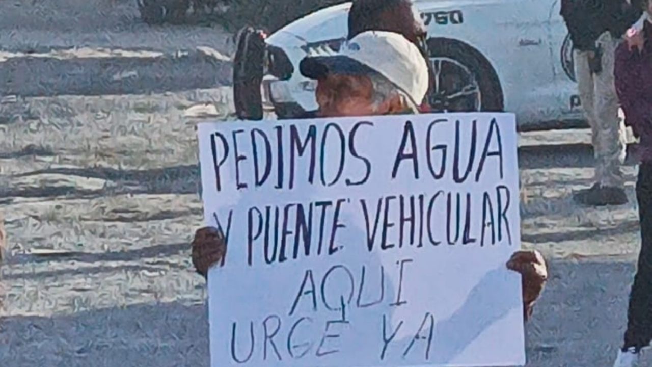 Vecinos bloquean periférico de San Luis Potosí; demandan construcción de puente y agua