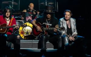 Guns N’ Roses anuncia a Isaac Carpenter como nuevo baterista luego de la salida de Frank Ferrer