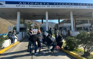 Liberan maestros de la CNTE caseta Tecate-Tijuana, pero continúa el paro
