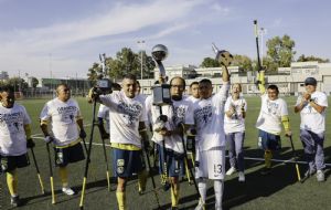 Muere jugador campeón con América; club comparte foto levantando el trofeo