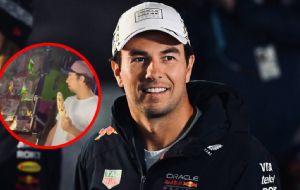 Niño le pregunta a Checo Pérez si volverá a la Fórmula 1 mientras compra un elote | VIDEO
