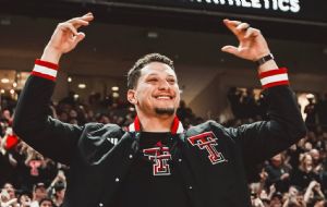 Patrick Mahomes, de Kansas City Chiefs, calla críticas con una impactante transformación física