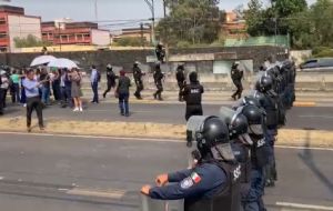 Policías repliegan a manifestantes frente a instalaciones del Inai, en Insurgentes Sur