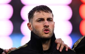 Santiago Giménez espera seguir creciendo tanto en su club como en la Selección Mexicana