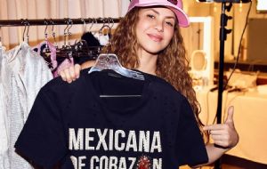 Shakira sorprende a todo México cantando mariachi en su primer concierto en CDMX | VIDEO