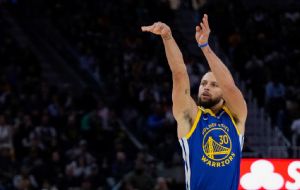Stephen Curry asombra con un tiro imposible desde las gradas | VIDEO