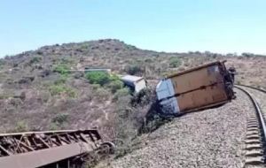 Descarrila tren que transportaba autos en Querétaro, no hay lesionados