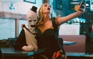 Actriz de Terrifier demanda a los productores de la película por distribuir contenido explícito sin su consentimiento