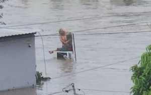 Así despidió su esposo a Doña Elodia, mujer que sobrevivió abrazada en las inundaciones de Veracruz: "Se fue mi viejita"
