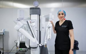 Cirujana del ISSSTE lidera primera operación con robot Da Vinci X en CDMX