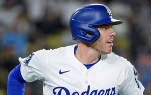 Los Dodgers ganan su segundo partido de la Serie Mundial en la entrada 18 gracias a Freddie Freeman