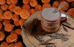 ¿Qué significa poner atole en tu ofrenda del Día de Muertos?