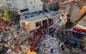 Se derrumba edificio de 7 pisos; hay dos personas muertas