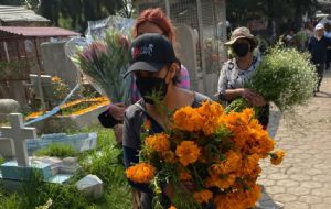 “Sepultamos un bebé, tenía 2 días de nacido”: Hugo Rodríguez cuenta lo duro que es trabajar en un panteón