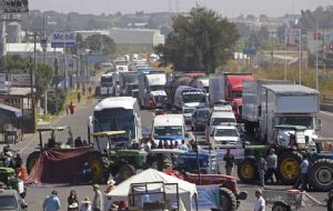 Transportistas posponen bloqueo en CDMX tras acuerdo para diálogo con autoridades